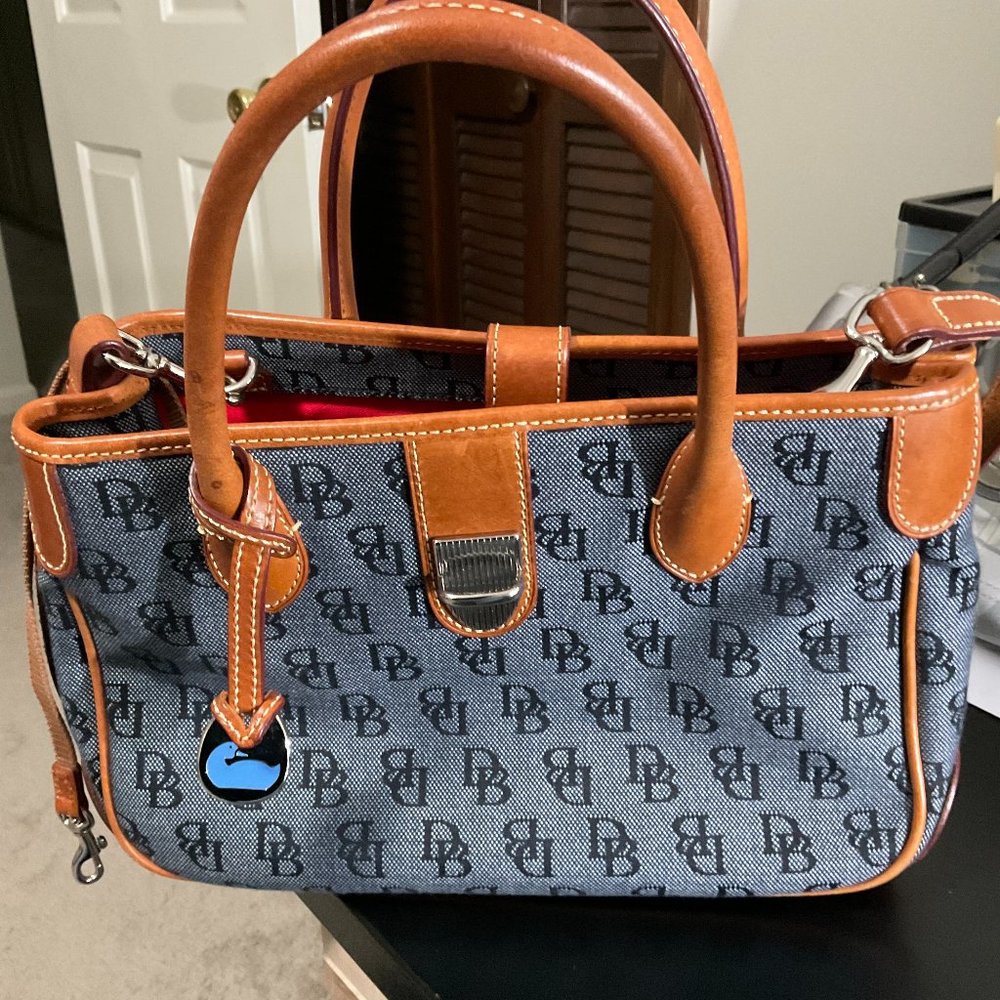Dooney and Bourke signature 3 compartment crossbody handbag - Picture 2 of 6
